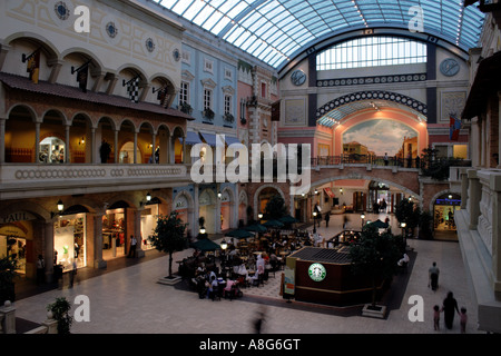 À l'intérieur du centre commercial Mercato Sur Jumeirah Road Jumeirah à Dubai, Émirats arabes unis. Photo par Willy Matheisl Banque D'Images