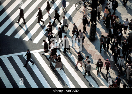 Les gens d'affaires et le passage pour piétons à l'intersection, Ginza, Tokyo, Japon Banque D'Images