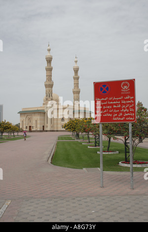 Entrée de la mosquée du village à proximité de Al Sharjah Dubai, Émirats arabes unis. Photo par Willy Matheisl Banque D'Images