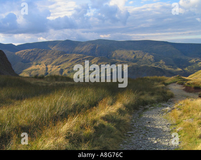 Le chemin de Harter a diminué avec un ravin rocheux et Kidsty Pike dans la distance, le Parc National du Lake District, Cumbria, Royaume-Uni Banque D'Images