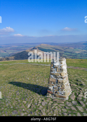 Marqueur OS point de triangulation et vue du haut de Mam Tor le long de Losehill, près de Castleton, Peak District, Derbyshire, Royaume-Uni Banque D'Images