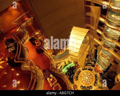 Atrium de la Royal Caribbean Cruise ship, Radiance of the Seas. Banque D'Images