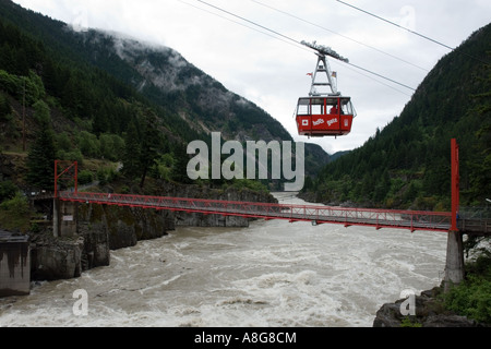 Cable Car et suspension pont traversant le canyon du Fraser à Hells Gate, en Colombie-Britannique. Banque D'Images