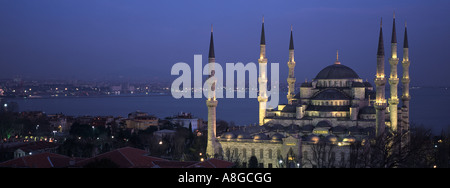 La Turquie, Istanbul, Mosquée Sultan Ahmed (Mosquée Bleue), Bosphore en arrière-plan, par nuit Banque D'Images