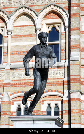Statue de William Webb Ellis à l'extérieur de l'école de Rugby, Warwickshire, England, UK Banque D'Images