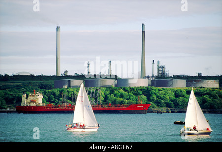 Terminal méthanier Gaz de raffinerie de pétrole terminal pétrolier et l'industrie pétrochimique au complexe industriel à Milford Haven, au Pays de Galles, Royaume-Uni Banque D'Images