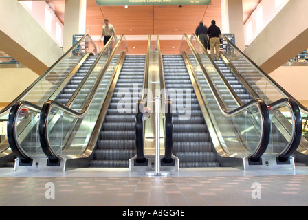 Escalator à l'aéroport Banque D'Images