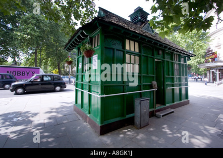 Classé Grade II Cabman Cabman's Shelter, arrêt de rafraîchissement de cabane de thé vert pour les chauffeurs de taxi noir de Londres sur l'Embankment London UK Banque D'Images