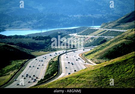 Junipero Serra autoroute à Crystal Springs réservoir dans le comté de San Mateo en Californie Banque D'Images