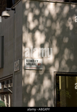 Berkeley Square nom de rue et l'ombre des arbres, signe Berkeley Square, Londres Banque D'Images