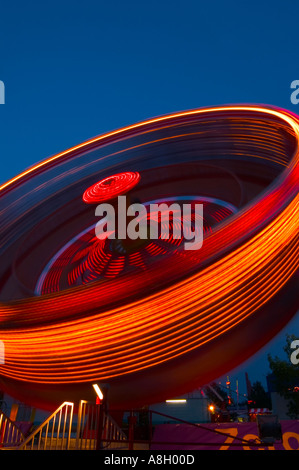 Carnival midway ride in motion Banque D'Images