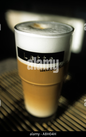 Latte Macchiato dans un café à Düsseldorf, Rhénanie du Nord-Westphalie, Allemagne. Banque D'Images