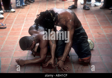 Les pèlerins entrent dans l'église de San Felipe Portobelo Panama pendant le festival Christ noir Banque D'Images