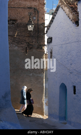 Street dans la ville de Chefchaouen dans les montagnes du Rif au Maroc, région Banque D'Images