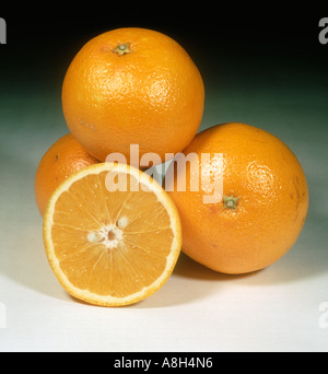 Un groupe d'ensemble et des fruits orange variété Trovita sectionné Banque D'Images