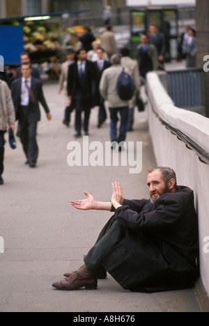 Personnes âgées sans-abri bas et dehors homme mendiant sur le pont de Londres des navetteurs et des employés de bureau Londres England1990s 1992 Royaume-Uni HOMER SYKES Banque D'Images