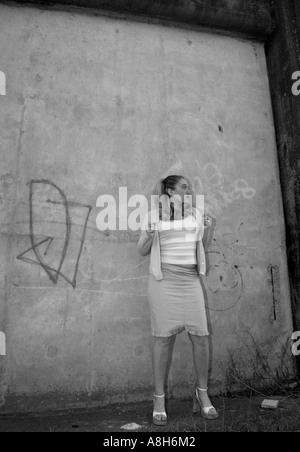 Peur Caucasian Woman Leaning against Wall en Alley USA Banque D'Images