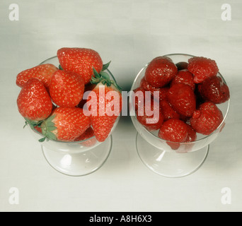 Comparaison de produits frais et surgelés fruits fraise Banque D'Images