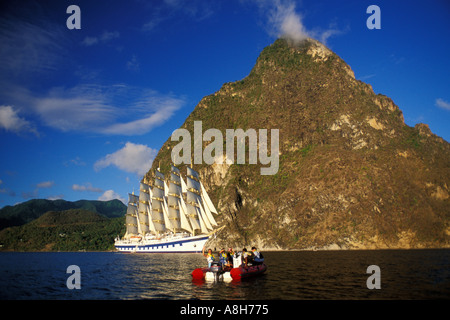St Lucia, Soufriere, Royal Clipper et les Pitons Banque D'Images