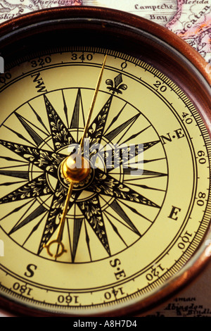 Boussole close up assis sur la carte Banque D'Images