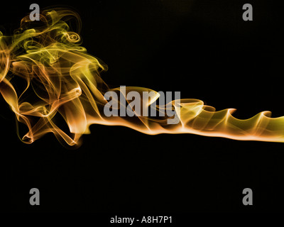 Traces de fumée d'encens colorisée sur fond noir Banque D'Images