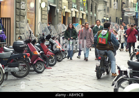 Sur l'homme à scooter dans la rue Florence Italie Banque D'Images