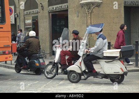 Les gens la trottinette, à Florence Italie Banque D'Images