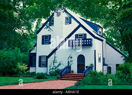 Peint en blanc et brique pittoresque maison de stuc avec garniture bleue et rouge brique California United States of America USA Banque D'Images