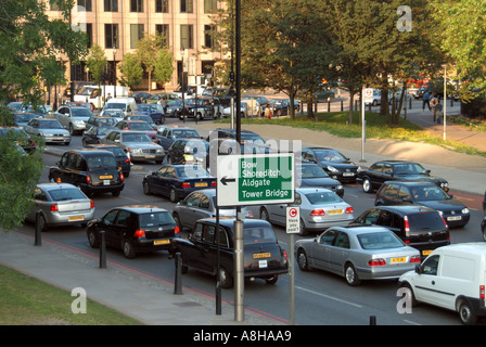 Tower Hill road junction embouteillage et files d'attente avec congestion charge sign Banque D'Images