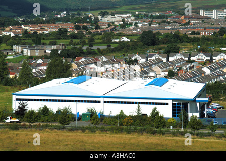 Banlieue de Merthyr Tydfil à semi bas Vue aérienne de nouvelles unités industrielles avec des quartiers d'habitations Banque D'Images