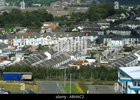 Banlieue de Merthyr Tydfil à semi bas Vue aérienne de nouvelles unités industrielles avec des quartiers d'habitations Banque D'Images