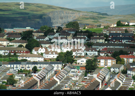 Banlieue de Merthyr Tydfil à semi bas vue aérienne lotissements avec en face de la carrière des coteaux Banque D'Images