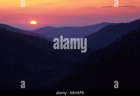 Soleil se couche derrière les lignes de crête brumeuse Great Smoky Mountains National Park en Caroline du Nord Banque D'Images