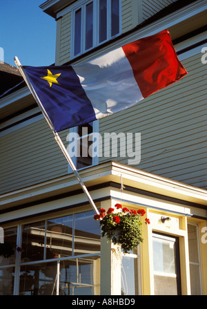 Drapeau acadien voler sur un siècle vieille maison de bois à New Mills New Brunswick Banque D'Images