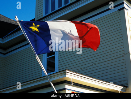 Drapeau acadien voler sur un siècle vieille maison de bois à New Mills New Brunswick Banque D'Images