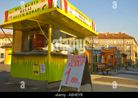 Fast food stand au marché Brunnenmarkt Josefstadt à Vienne Autriche UE Banque D'Images