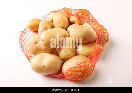 Des pommes de terre dans un paquet platic Banque D'Images