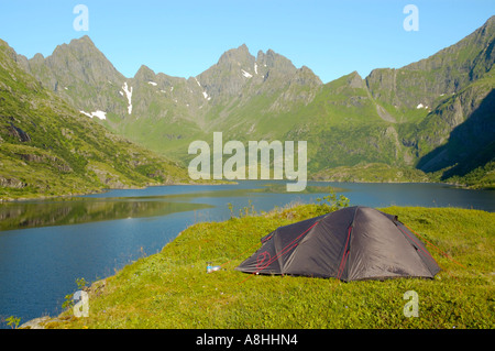 Lonesome tente dans le désert avec Agvatnet le lac et montagne Mannen Norvège Lofoten Banque D'Images