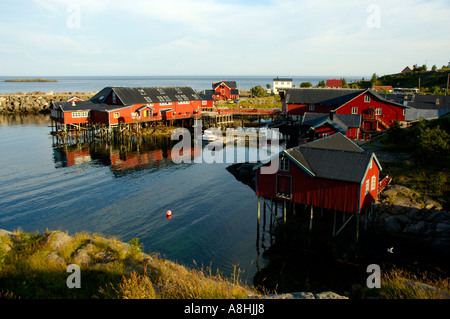 Maisons en bois peint rouge Rorbuer au rivage dans un Moskenesoya Norvège Lofoten Banque D'Images