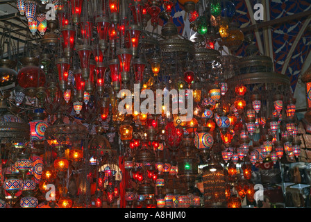 Grand choix de lanternes en verre en vente dans le Grand Bazar Kapali Carsi Istanbul Turquie Banque D'Images