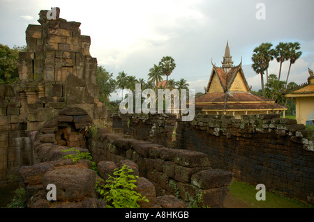 Vieux temple structures au monastère Wat Nokor Kompong Cham Cambodge Banque D'Images
