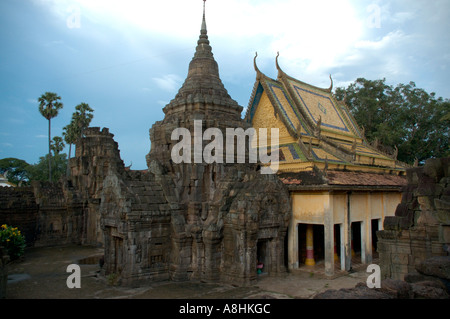 L'ancien et le nouveau monastère du temple Wat Nokor Kompong Cham Cambodge Banque D'Images