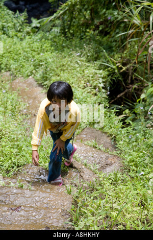 Fille philippine climbing steps, Poitan Village Banque D'Images