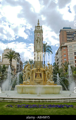 Fontaine et monument de la Plaza Los Luceros, Alicante, Espagne Banque D'Images