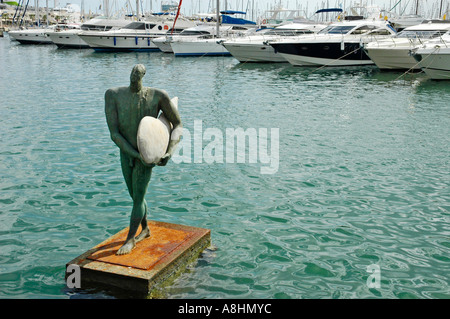 Sculpture par Esperanza d'Ors, retour de Ikarus avec une aile de surf, port, Alicante, Espagne Banque D'Images