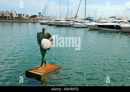 Sculpture par Esperanza d'Ors, retour de Ikarus avec une aile de surf, port, Alicante, Espagne Banque D'Images