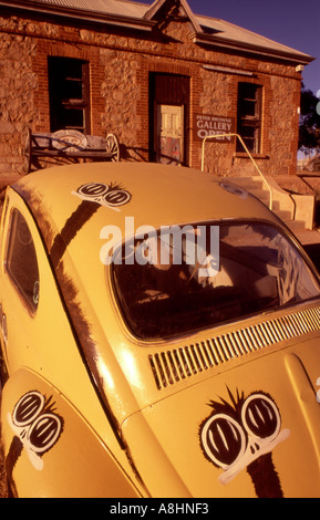 Une vieille Volkswagen décoré se trouve à l'extérieur un artiste s studio dans Silverton près de Broken Hill Australie Nouvelle Galles du Sud Banque D'Images