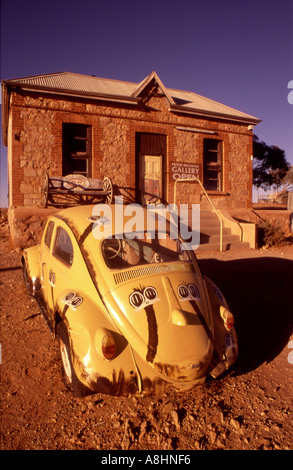 Une vieille Volkswagen décoré se trouve à l'extérieur un artiste s studio dans Silverton près de Broken Hill Australie Nouvelle Galles du Sud Banque D'Images