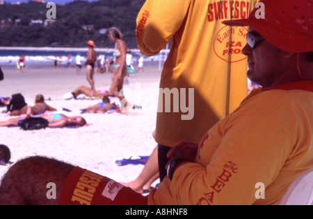 Un surf gareautrain veille sur le public sur la plage de Byron Bay la côte nord de la Nouvelle-Galles du Sud Australie Banque D'Images