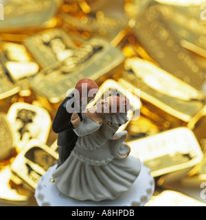 Bride and Groom figurines danser devant des barres d'or Banque D'Images